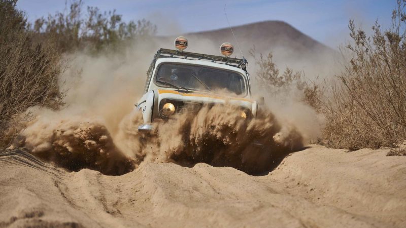 Um Renault 4 para passar por uma zona de areia em Marrocos